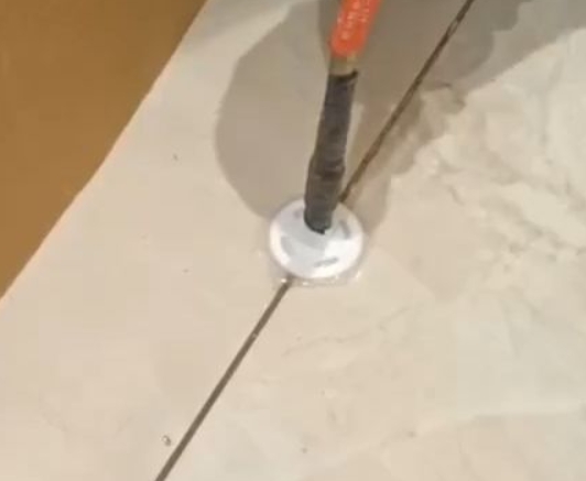 西平瓷砖空鼓维修公司专业解答瓷砖在铺贴过程中，如果没有涂抹均匀到位的粘结材料（如水泥砂浆或瓷砖胶），可能会导致以下问题