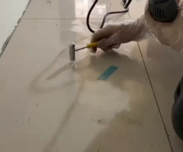 西平瓷砖开裂维修公司专业分享瓷砖在铺贴前如果没有沥干水分，将会导致以下问题