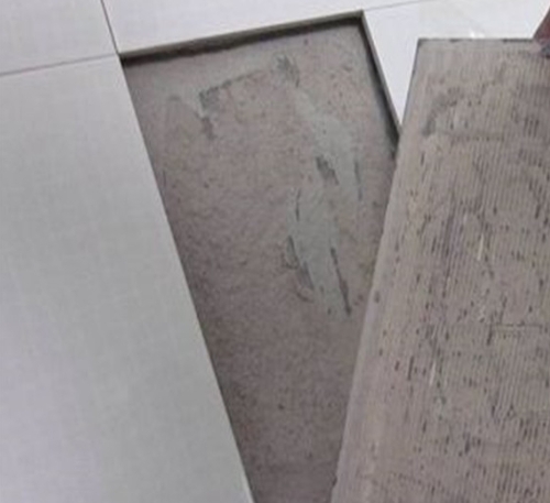 西平瓷砖空鼓维修公司分享瓷砖铺贴时如果打浆（即涂抹在瓷砖背面和基层上的砂浆或瓷砖胶）过少，会带来以下问题